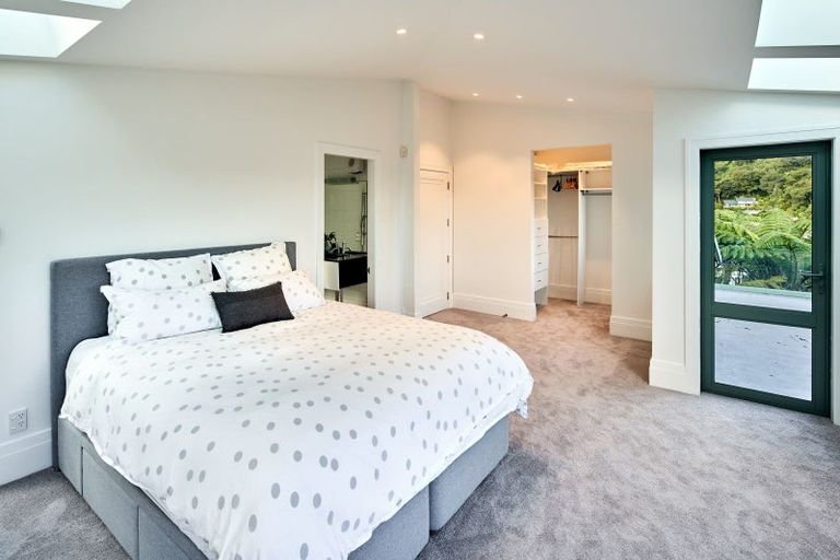 Photo of property in 21 Dillon Street, Lowry Bay, Lower Hutt, 5013