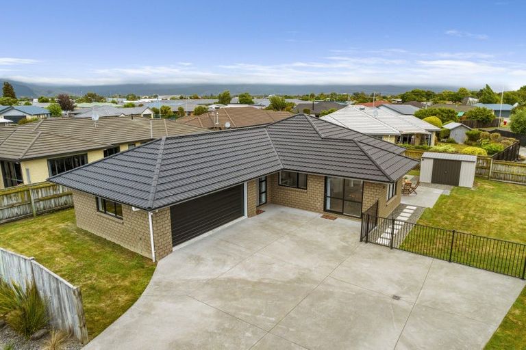 Photo of property in 13 Barry Curtis Place, Levin, 5510