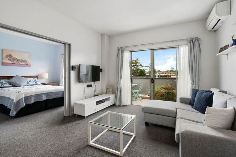 Photo of property in 11/26 Lovell Court, Rosedale, Auckland, 0632
