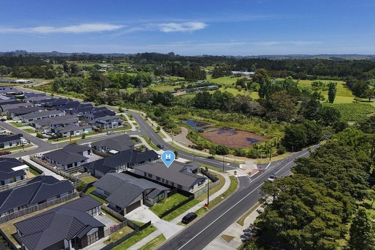 Photo of property in 1 Mcindoe Road, Kumeu, 0810