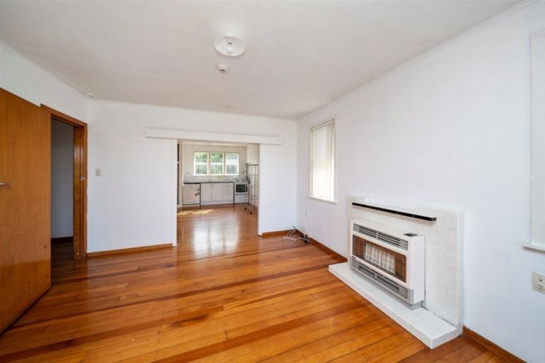 Photo of property in 5 Charles Major Place, Hawera, 4610