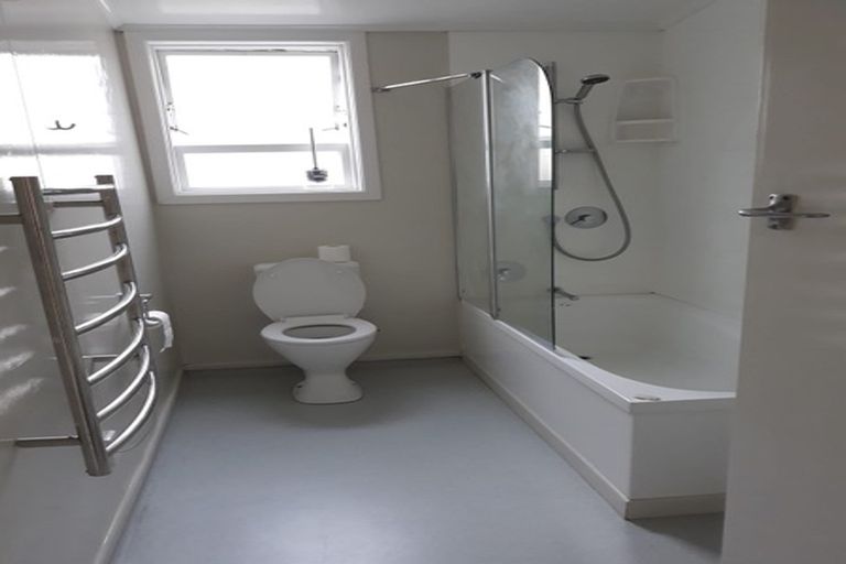 Photo of property in 3-5 Knoll Street, Island Bay, Wellington, 6023