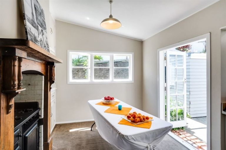 Photo of property in 11 Havelock Road, Hospital Hill, Napier, 4110