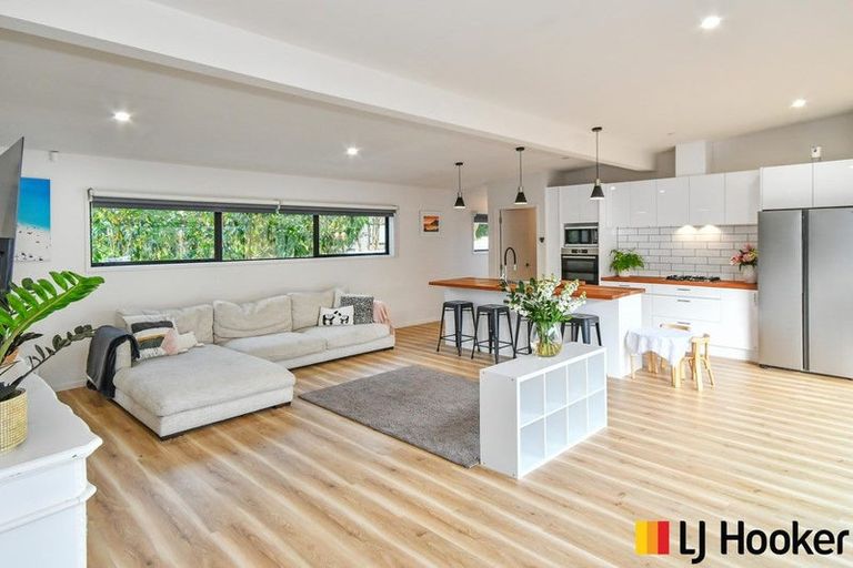 Photo of property in 16 Puriri Road, Pukekohe, 2120