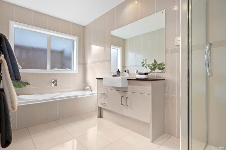 Photo of property in 15 Kouras Place, Flat Bush, Auckland, 2016