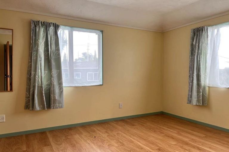 Photo of property in 2/491 Glenfield Road, Glenfield, Auckland, 0629