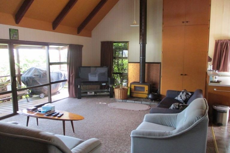 Photo of property in 15 Ivy Terrace, Moana, 7872