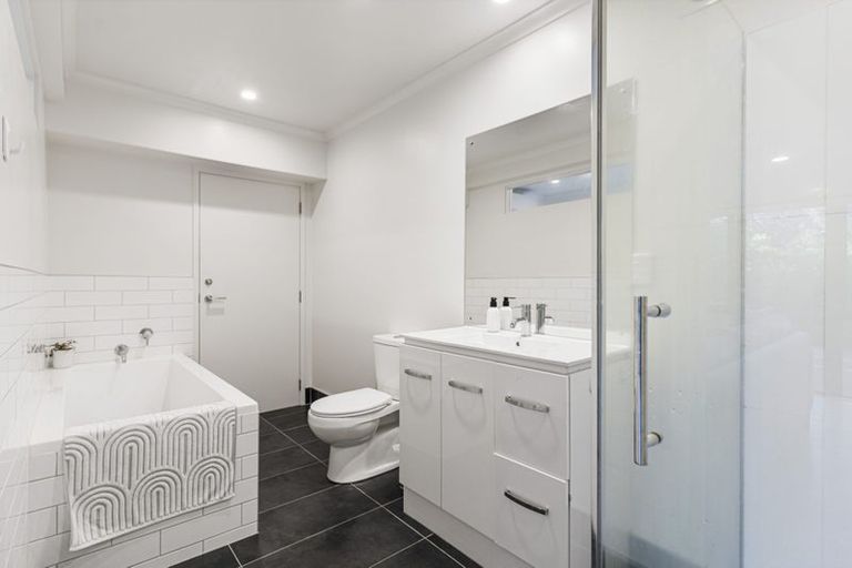 Photo of property in 15 Beach Road, Mellons Bay, Auckland, 2014