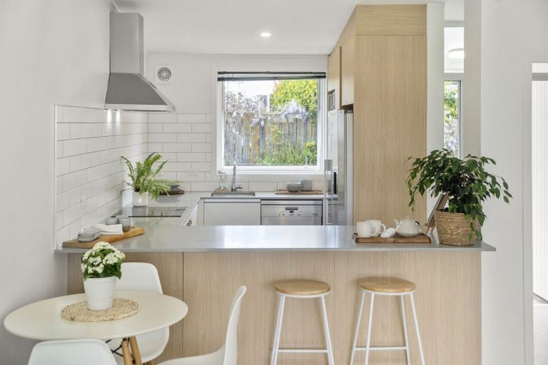 Photo of property in 2/6 North Avenue, Narrow Neck, Auckland, 0624