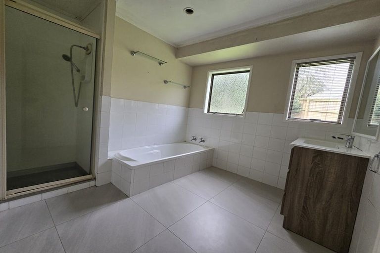 Photo of property in 14 Palmetto Place, Goodwood Heights, Auckland, 2105