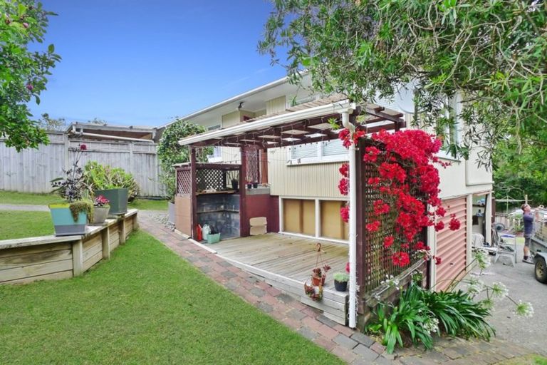 Photo of property in 2/33 Easton Parade, Glenfield, Auckland, 0629