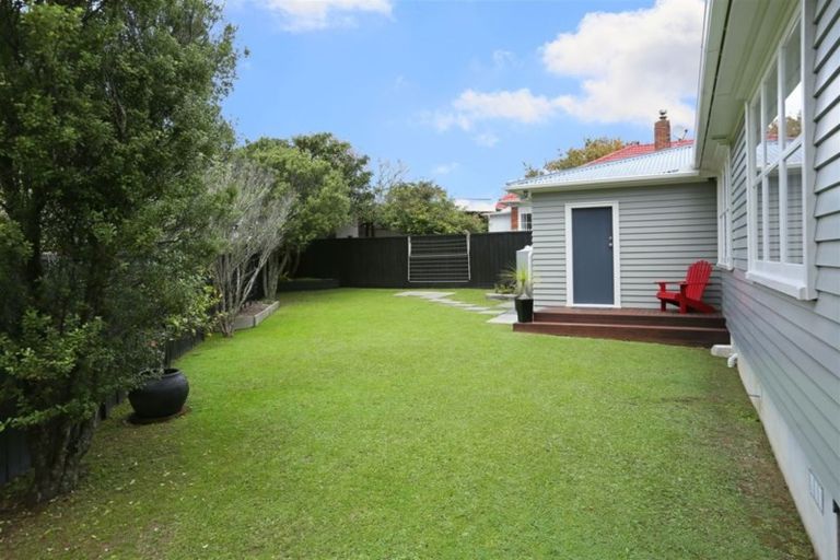 Photo of property in 27 Norcross Avenue, Henderson, Auckland, 0612