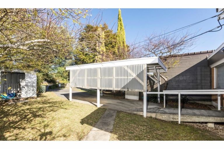 Photo of property in 2/309 Wairau Road, Totara Vale, Auckland, 0627