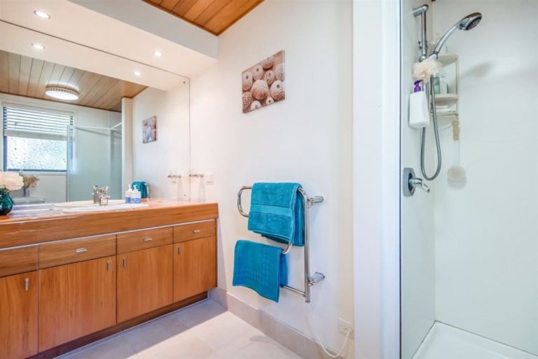 Photo of property in 8 Kallista Place, Browns Bay, Auckland, 0630