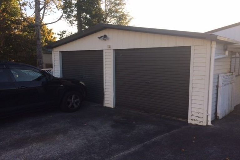 Photo of property in 6 Ozich Avenue, Te Atatu South, Auckland, 0610