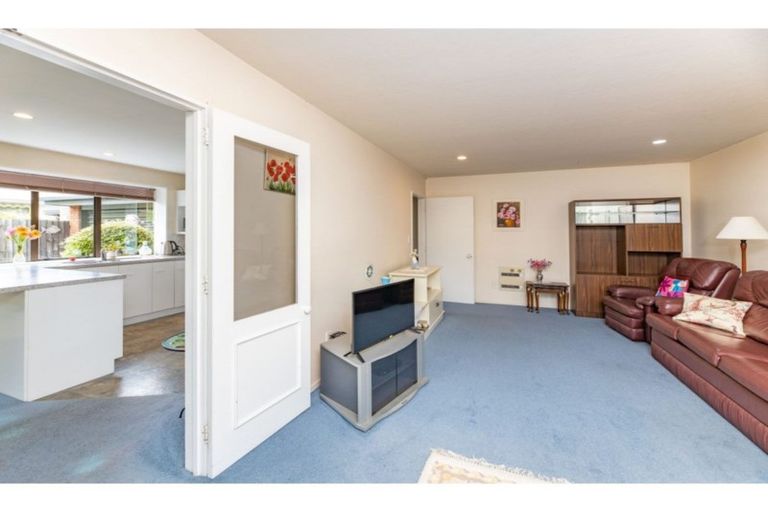 Photo of property in 2/215 Memorial Avenue, Burnside, Christchurch, 8053