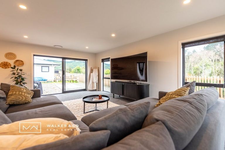 Photo of property in 2 Nikau Lane, Timberlea, Upper Hutt, 5018