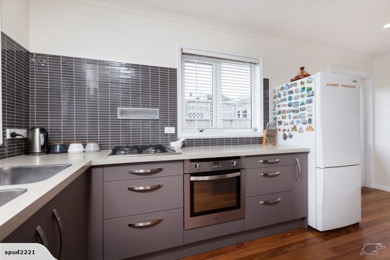 Photo of property in 17 York Crescent, Westown, New Plymouth, 4310