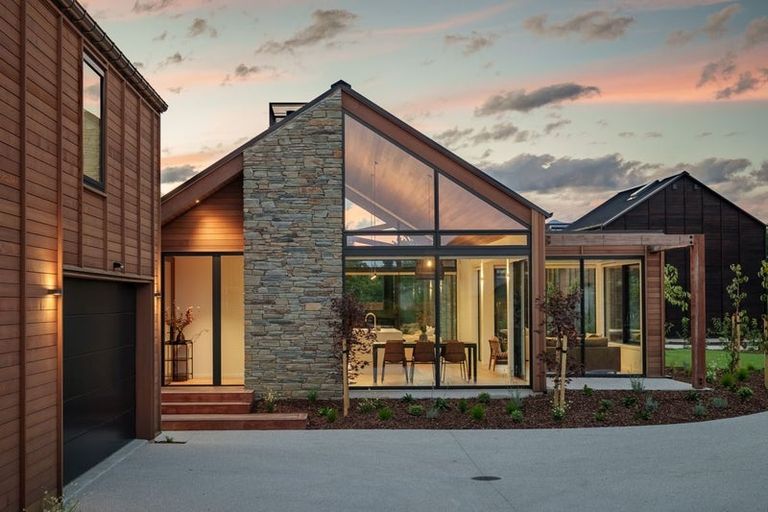 Photo of property in 16 Mccaw Mews, Wanaka, 9305