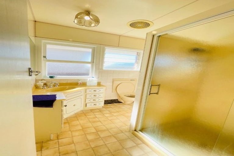 Photo of property in 31 Te Atatu Road, Te Atatu South, Auckland, 0610