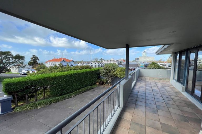 Photo of property in 190 Hurstmere Road, Takapuna, Auckland, 0622