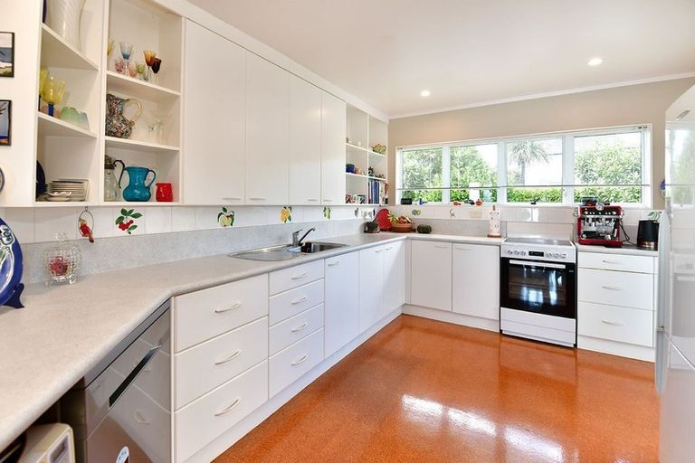 Photo of property in 104 Pacific Parade, Army Bay, Whangaparaoa, 0930