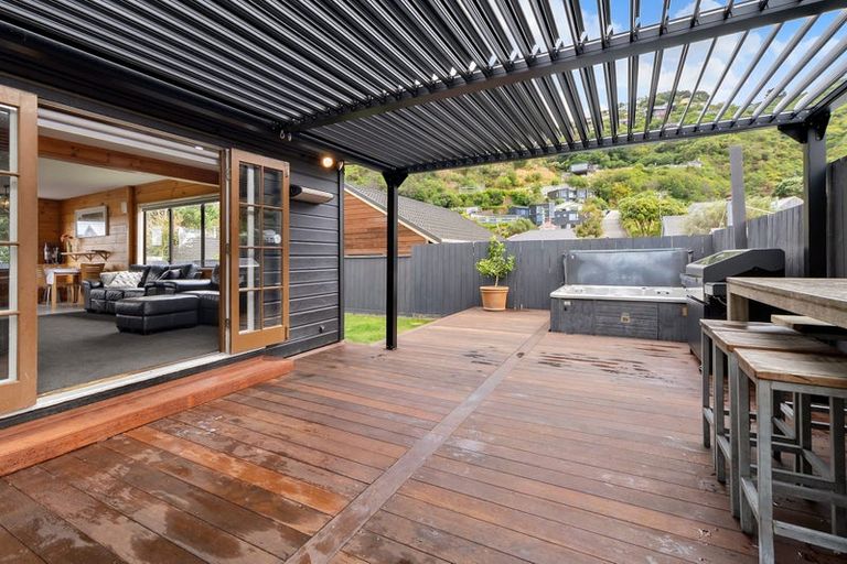 Photo of property in 210 Queens Drive, Lyall Bay, Wellington, 6022
