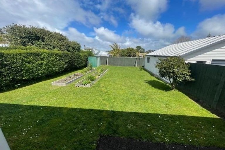 Photo of property in 60 St Leonards Road, Kelston, Auckland, 0602