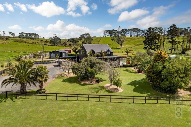 Photo of property in 206 Waitakere Road, Waitakere, Henderson, 0782