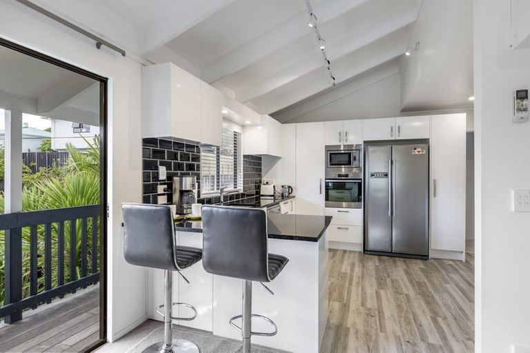 Photo of property in 2/660 Beach Road, Browns Bay, Auckland, 0630