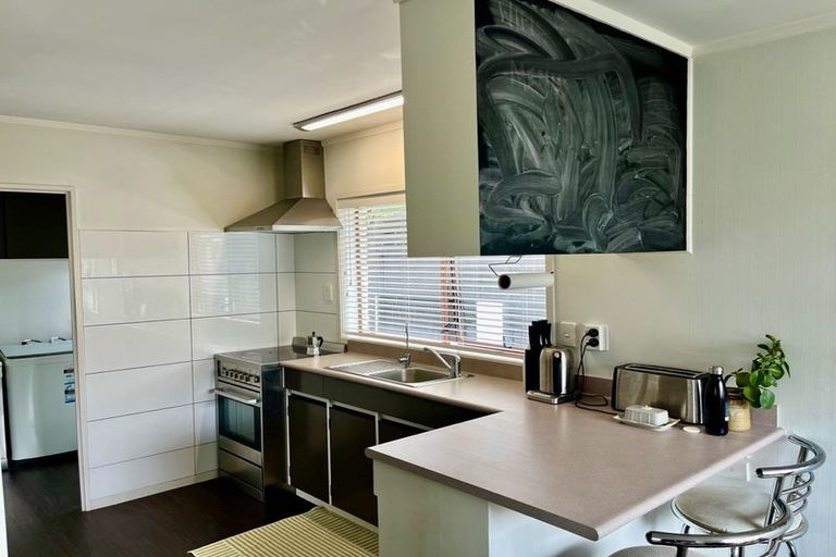 Photo of property in 27 Wainui Avenue, Point Chevalier, Auckland, 1022