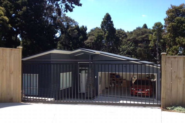 Photo of property in 212 Woodlands Park Road, Titirangi, Auckland, 0604