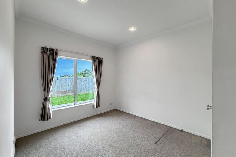 Photo of property in 1 Iwinuku Crescent, Wattle Downs, Auckland, 2103