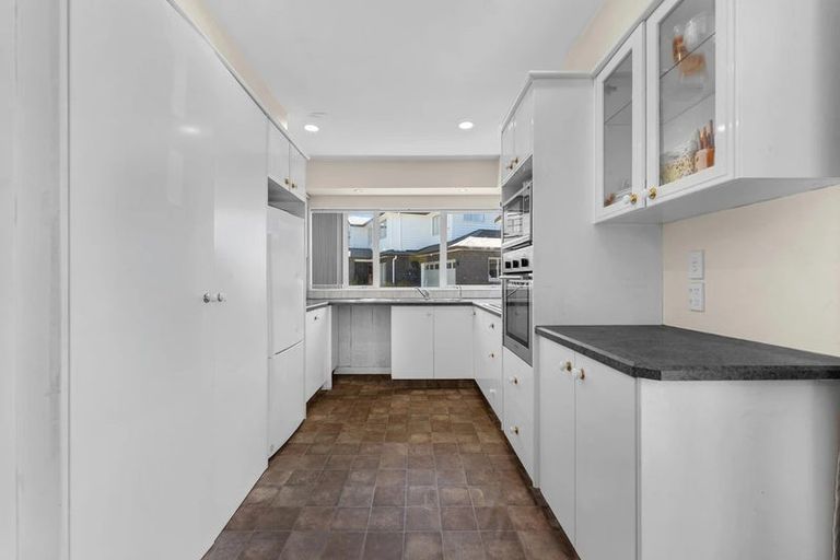 Photo of property in 6 Glenvil Lane, Te Atatu Peninsula, Auckland, 0610