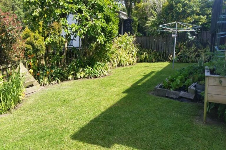 Photo of property in 1/14 Tallington Crescent, Torbay, Auckland, 0630