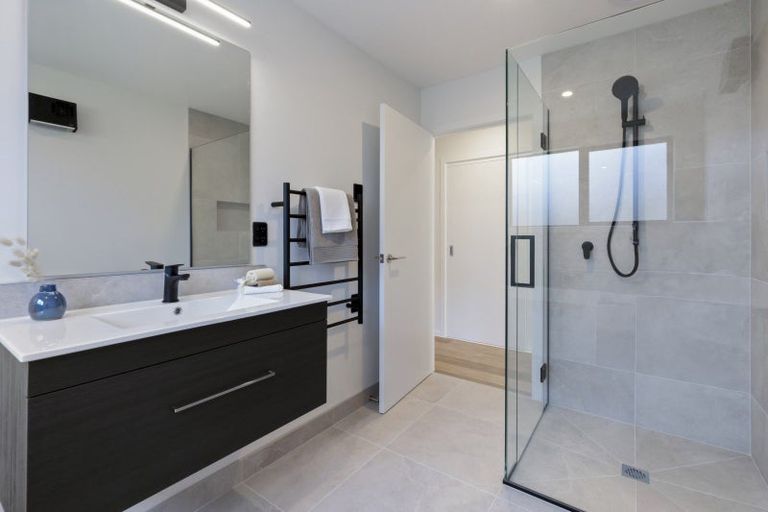 Photo of property in 32 Shelduck Road, Jacks Point, 9371