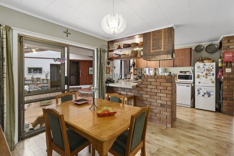 Photo of property in 10 Winara Avenue, Waikanae, 5036
