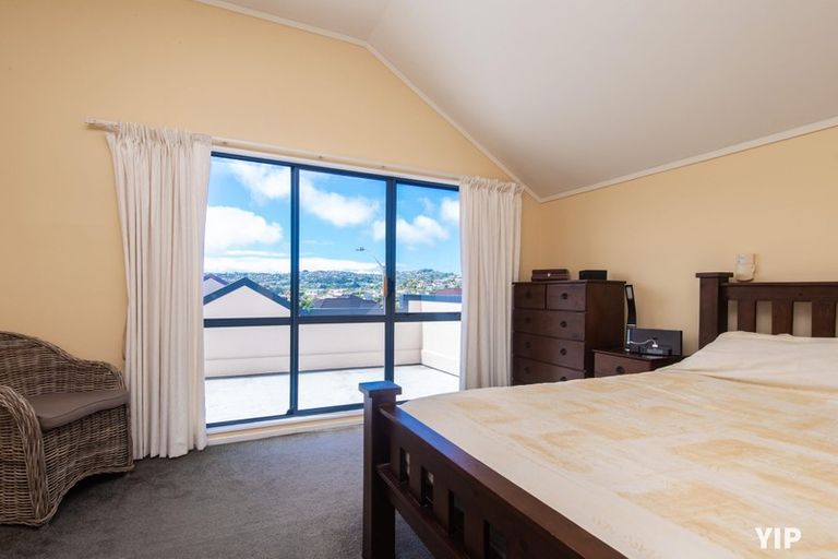 Photo of property in 132 Westchester Drive, Churton Park, Wellington, 6037