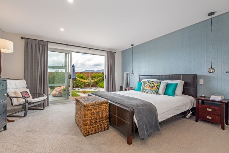 Photo of property in 8 Mediterranean Grove, Fitzherbert, Palmerston North, 4410