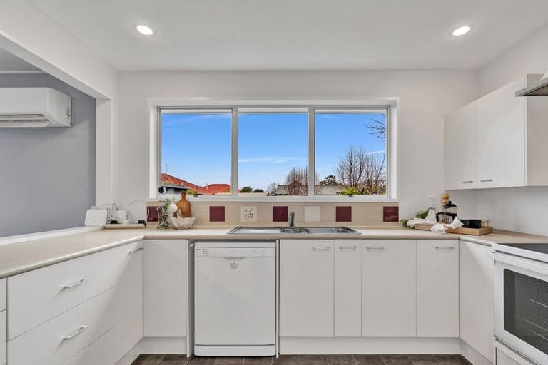 Photo of property in 76a Englefield Road, Northwood, Christchurch, 8051