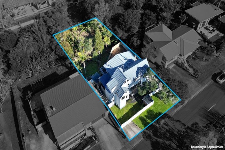 Photo of property in 19 Beach Road, Mellons Bay, Auckland, 2014