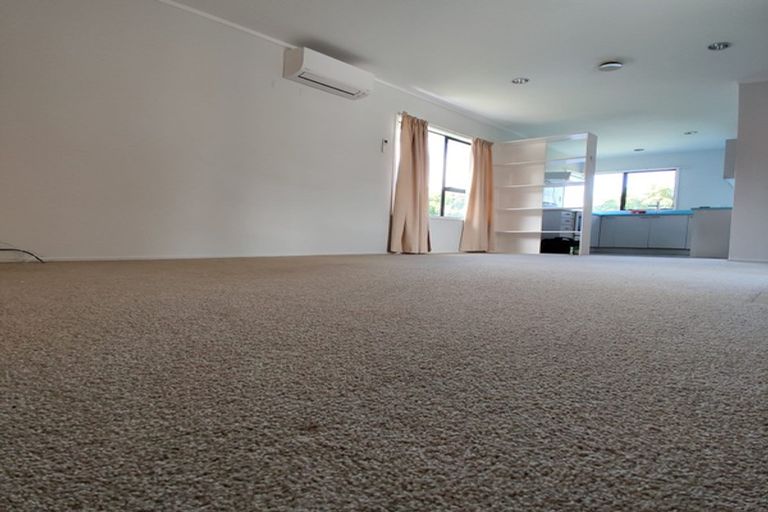 Photo of property in 2/12 Heathglen Place, Bayview, Auckland, 0629