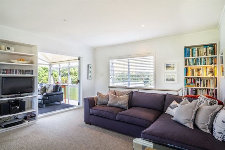 Photo of property in 2/98 Queen Street, Northcote Point, Auckland, 0627