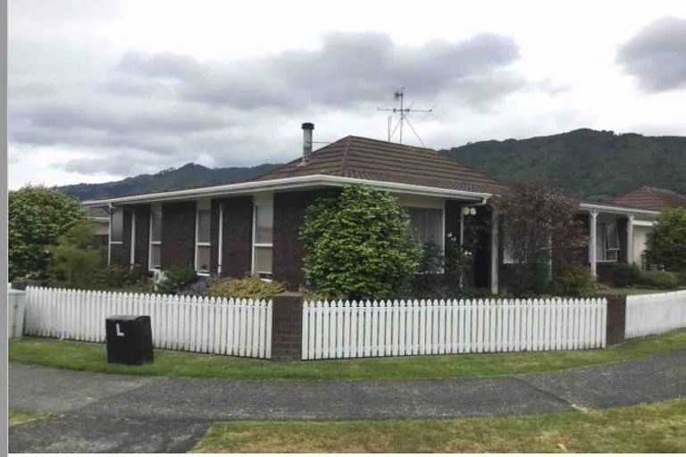 Photo of property in 60 Rewarewa Crescent, Waikanae, 5036
