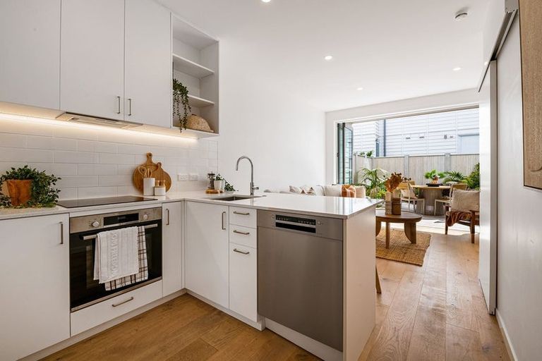 Photo of property in 12 Titoki Close, Matakana, 0985