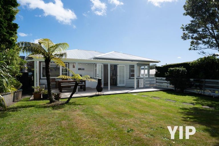 Photo of property in 15 Robert Street, Newlands, Wellington, 6037