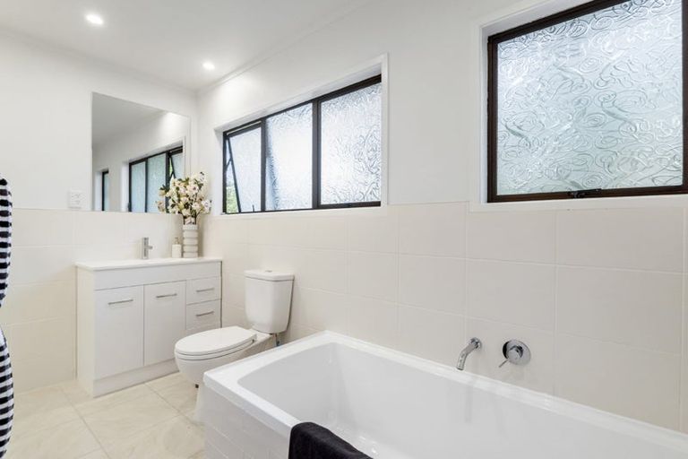 Photo of property in 2/7 Tallington Crescent, Torbay, Auckland, 0630