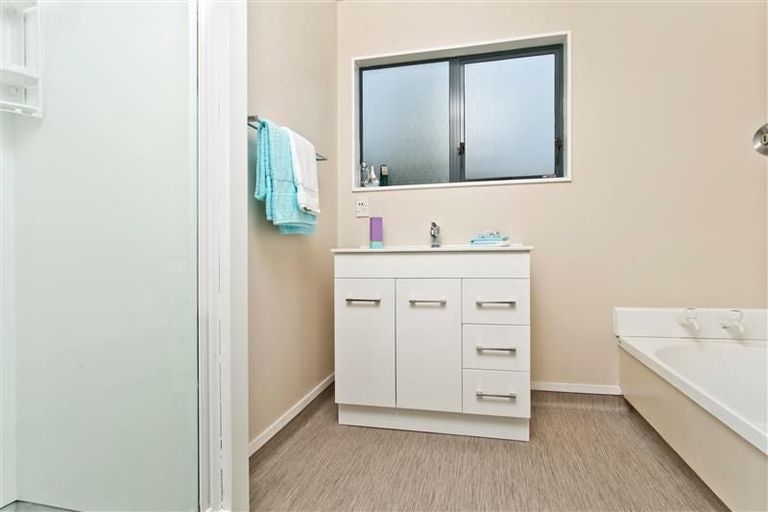 Photo of property in 106 Unsworth Drive, Unsworth Heights, Auckland, 0632