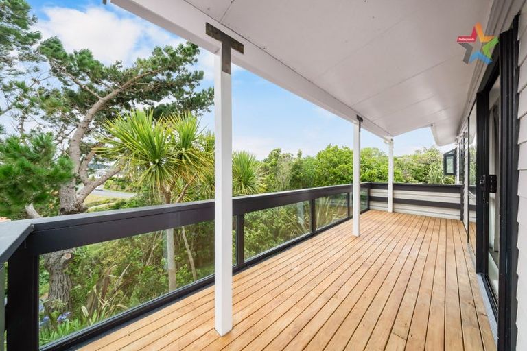 Photo of property in 18 Jasmine Grove, Maungaraki, Lower Hutt, 5010