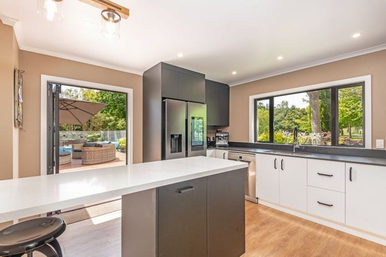 Photo of property in 52 Turitea Road, Fitzherbert, Palmerston North, 4472